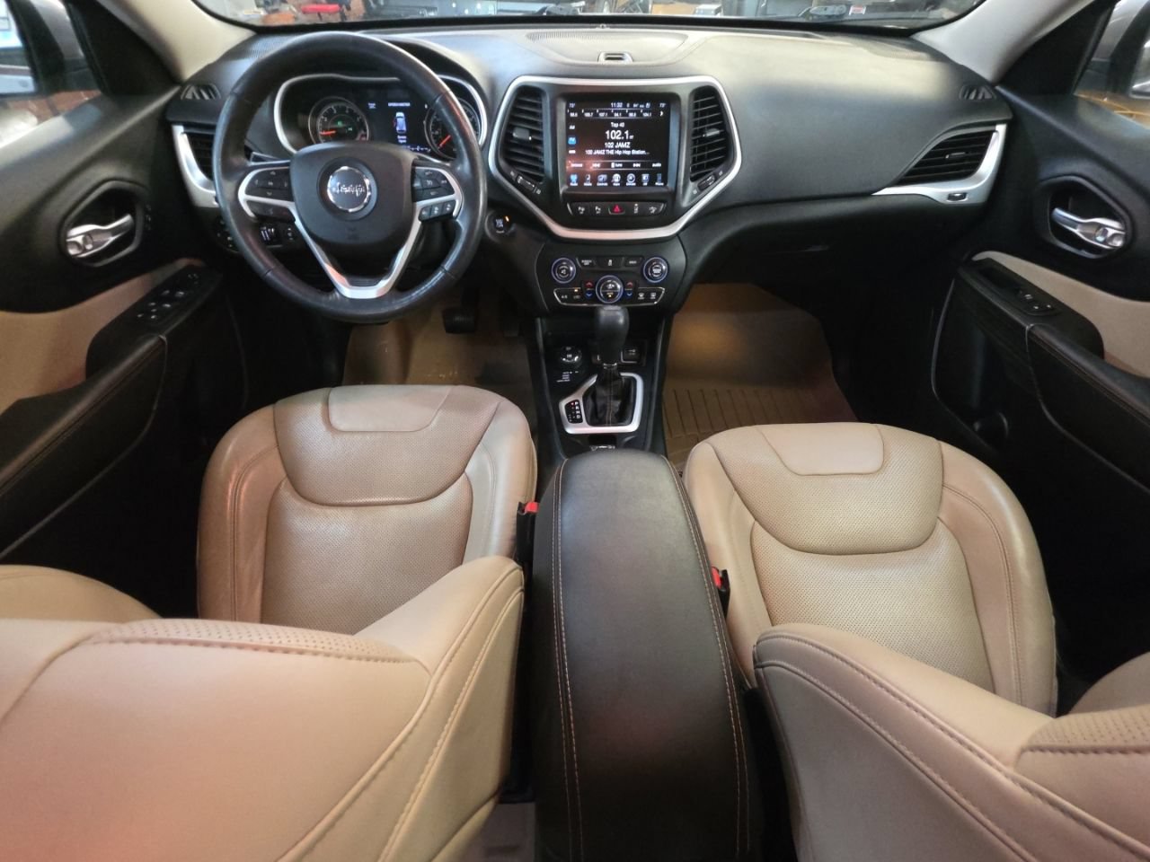 Used 2015 Jeep Cherokee Limited w/ Luxury Group AWD/4WD image 25