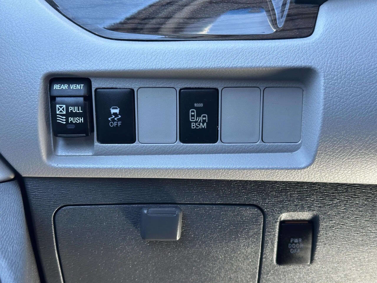 Used 2015 Toyota Sienna XLE image 35