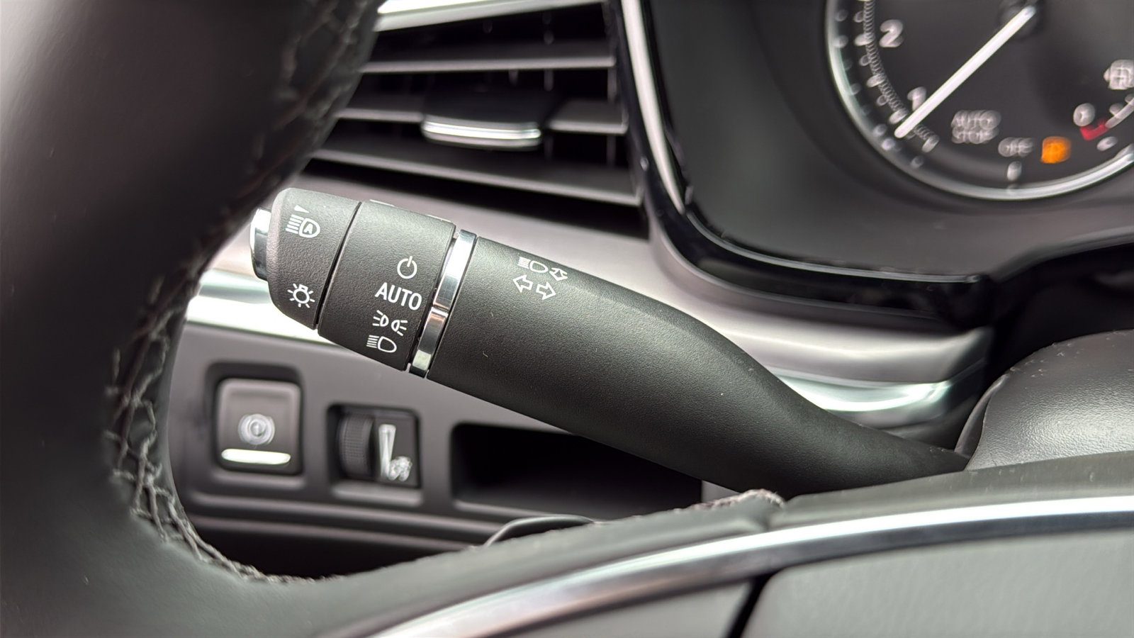 New 2025 Cadillac XT5 Luxury image 15