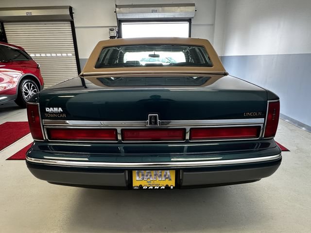Used 1997 Lincoln Town Car Signature RWD image 5