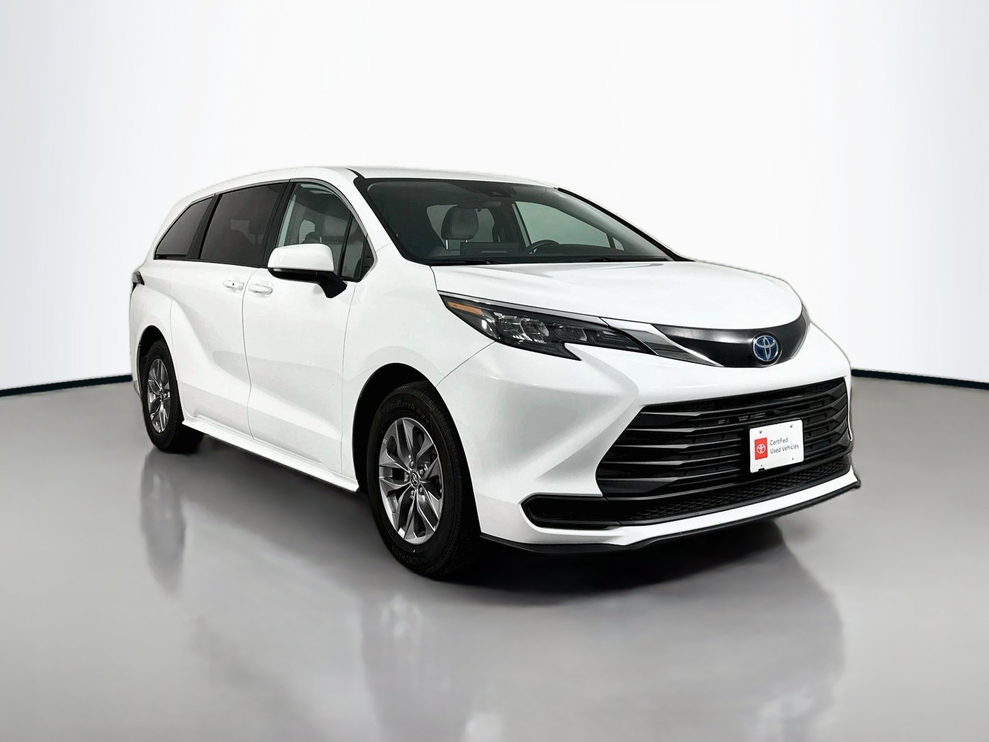 Certified 2025 Toyota Sienna LE FWD image 1