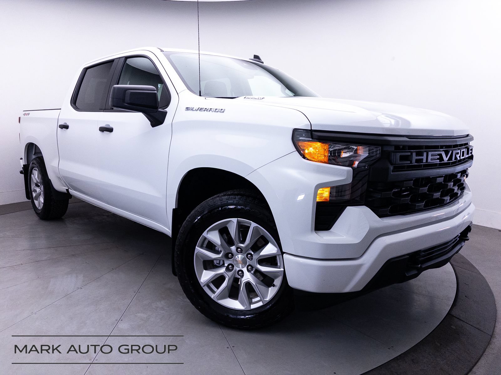 Used 2024 Chevrolet Silverado 1500 Custom AWD/4WD image 1