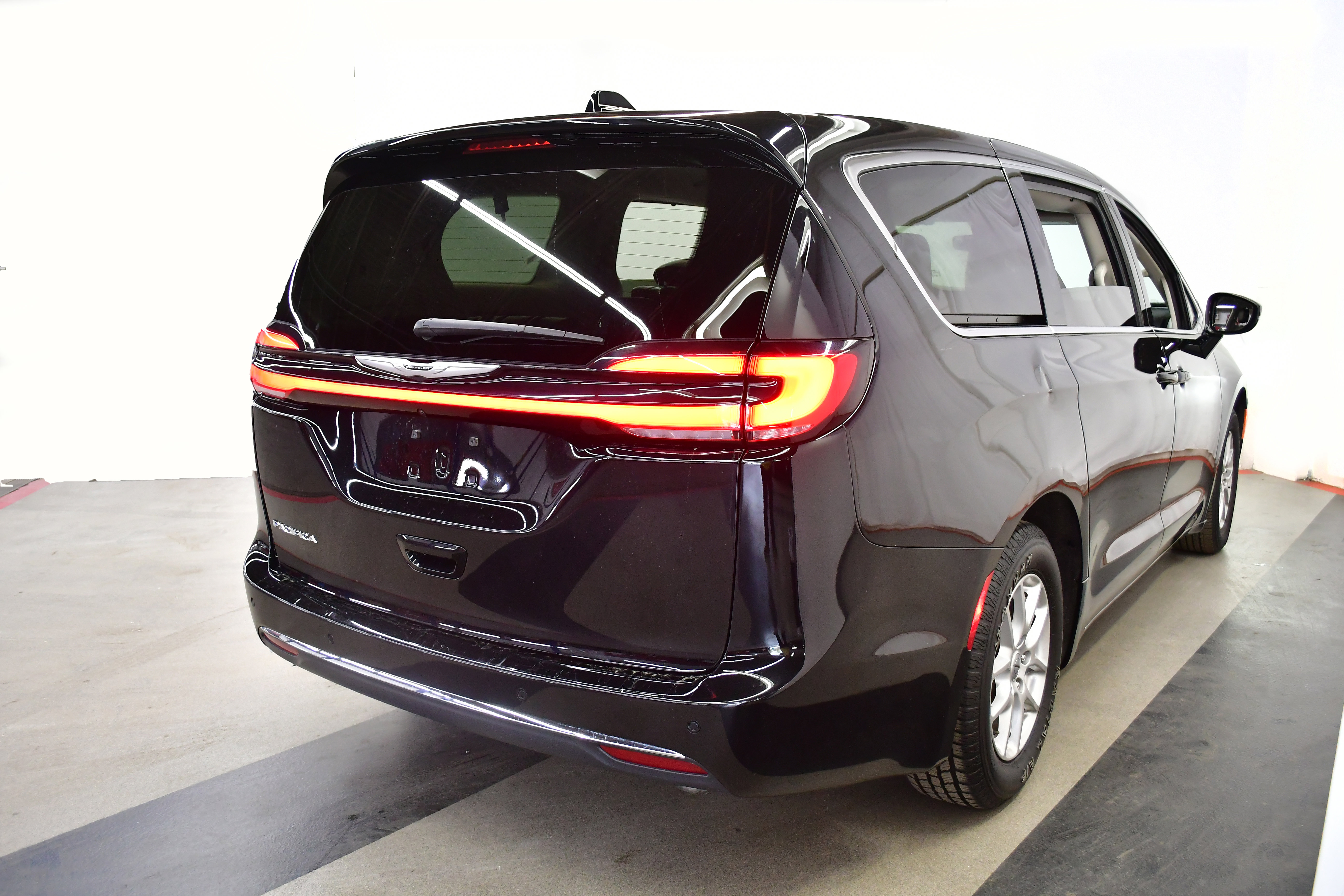 Used 2025 Chrysler Pacifica Select FWD image 6
