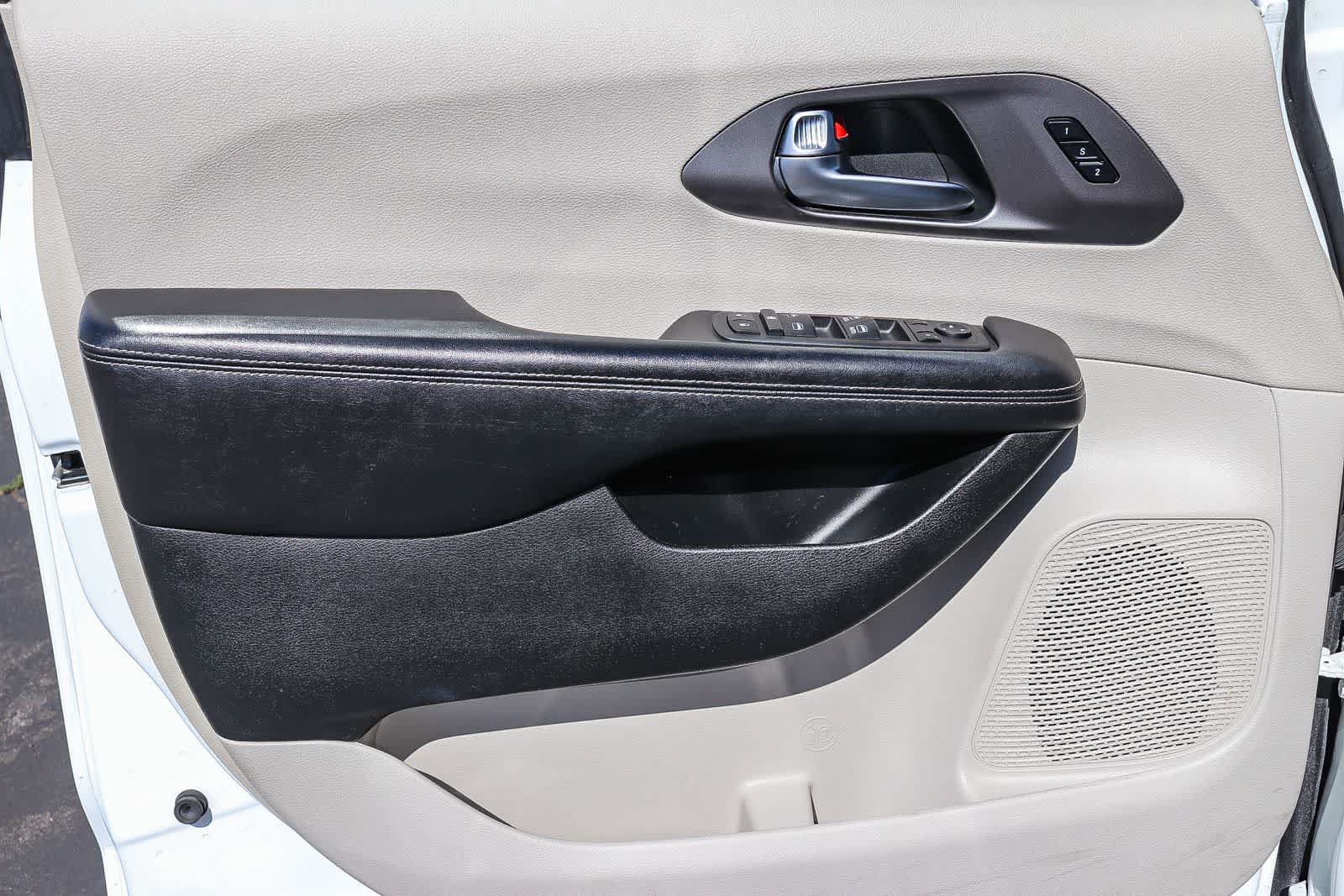 Used 2022 Chrysler Pacifica Touring-L FWD image 21