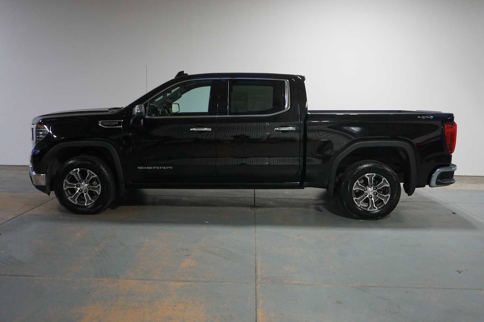 Certified 2025 GMC Sierra 1500 SLT image 2