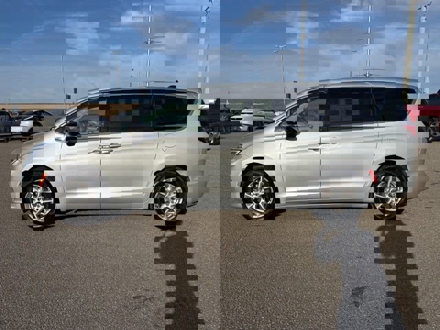 Used 2024 Chrysler Pacifica Touring-L image 8