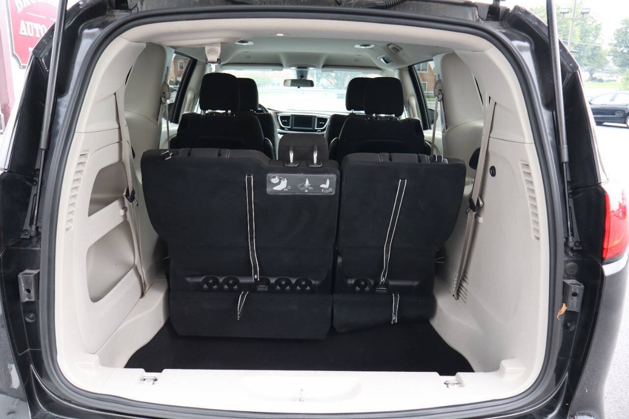 Used 2021 Chrysler Voyager LX FWD image 4