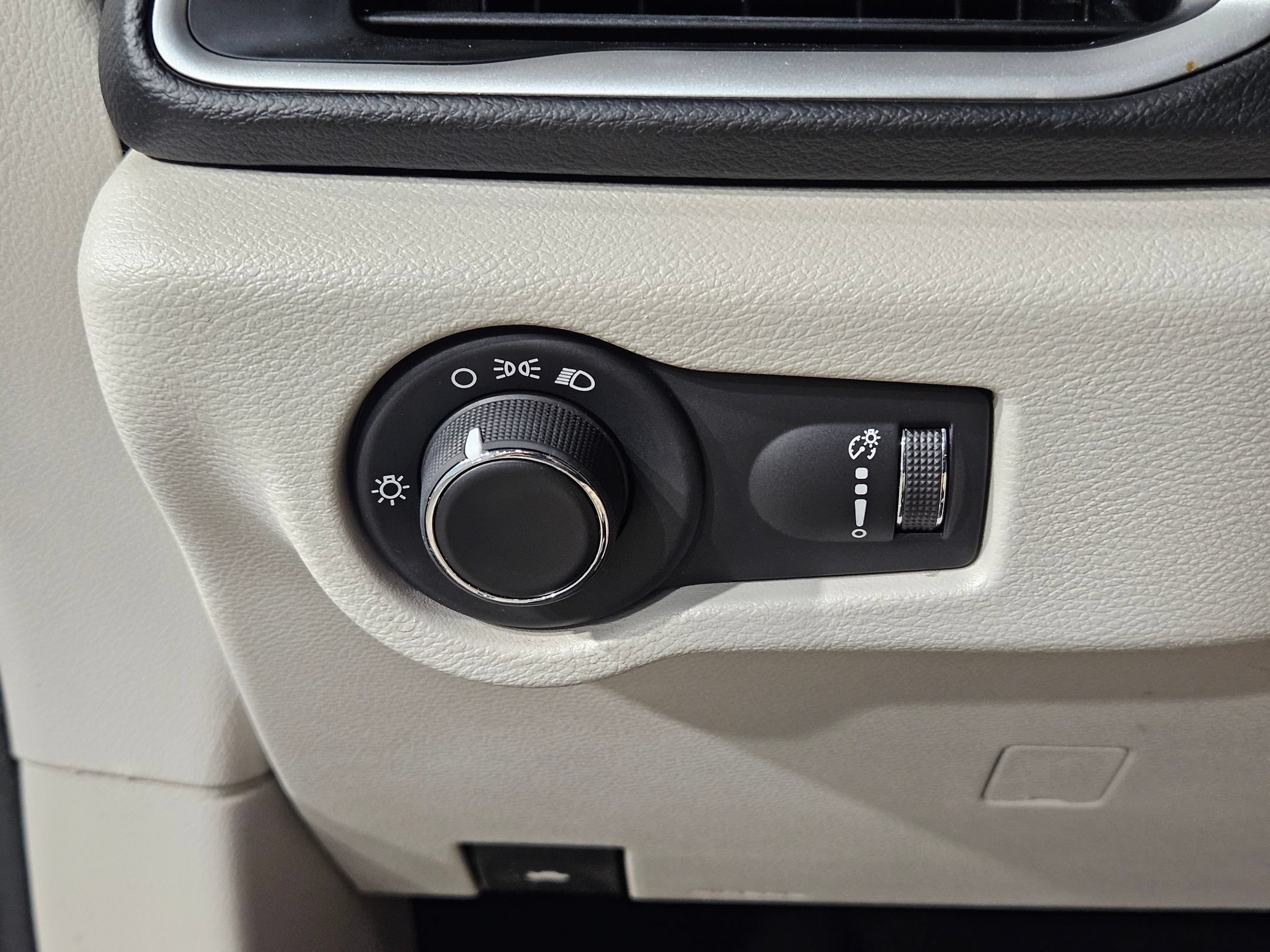 Used 2021 Chrysler Voyager L FWD image 25
