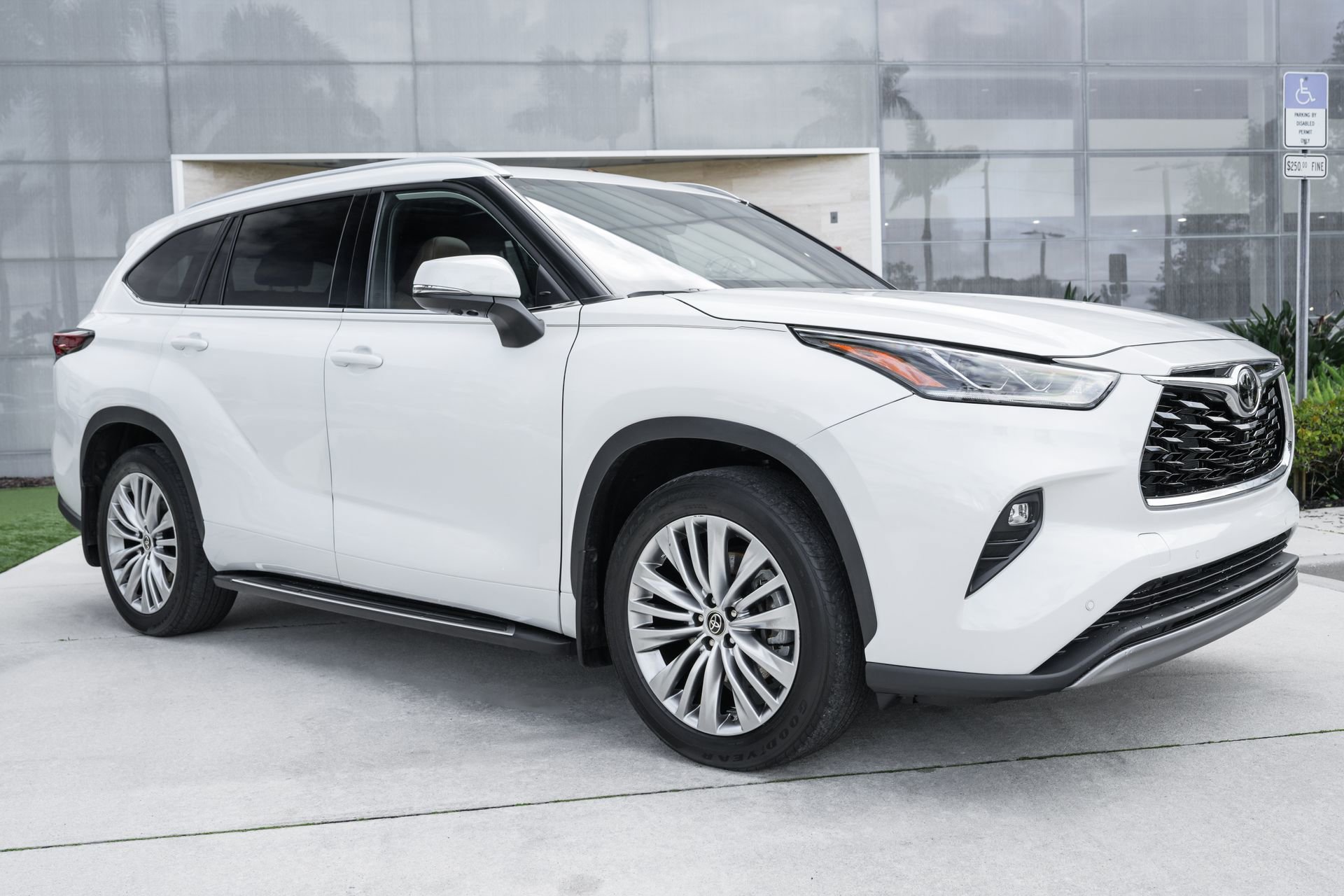 Used 2024 Toyota Highlander Platinum image 3