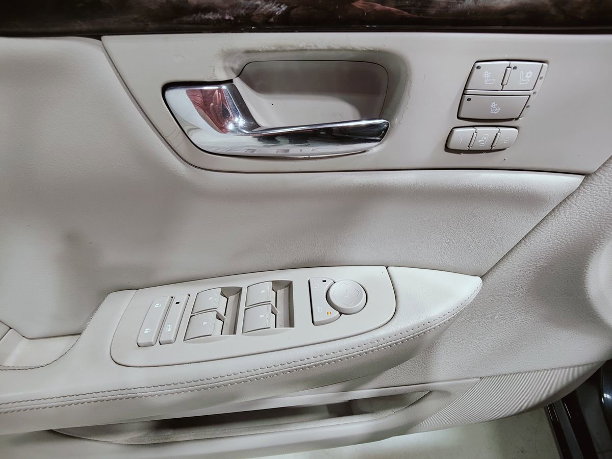 Used 2009 Cadillac DTS w/ Trunk Convenience Package FWD image 26