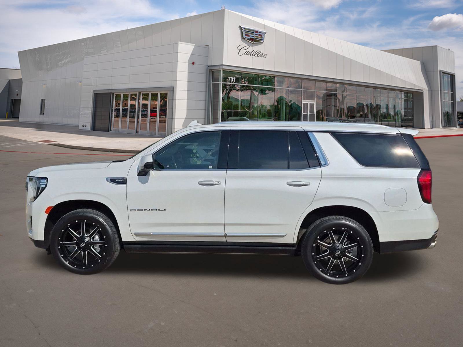 Used 2022 GMC Yukon Denali w/ Denali Ultimate Package AWD/4WD image 3