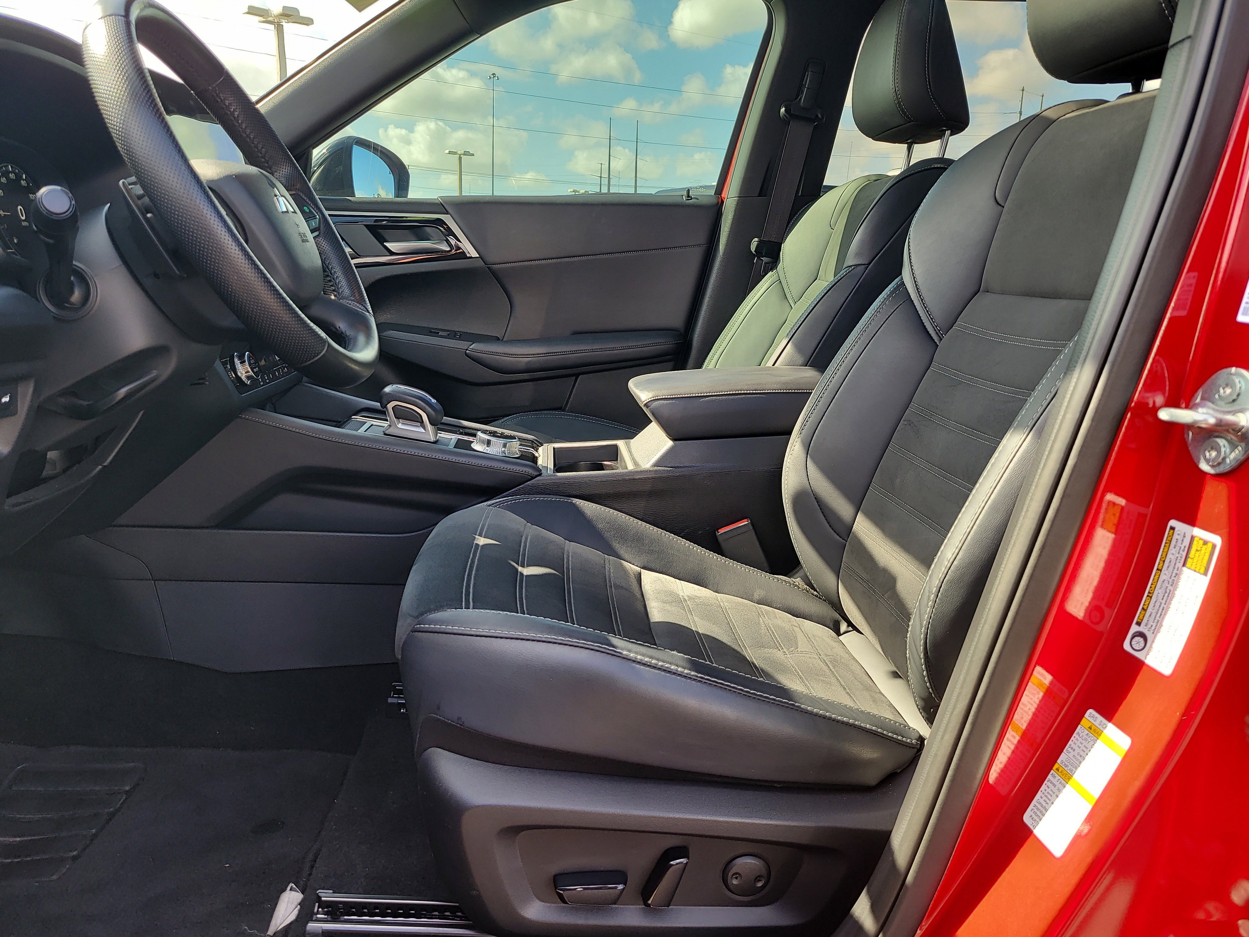 Used 2024 Mitsubishi Outlander SE image 16