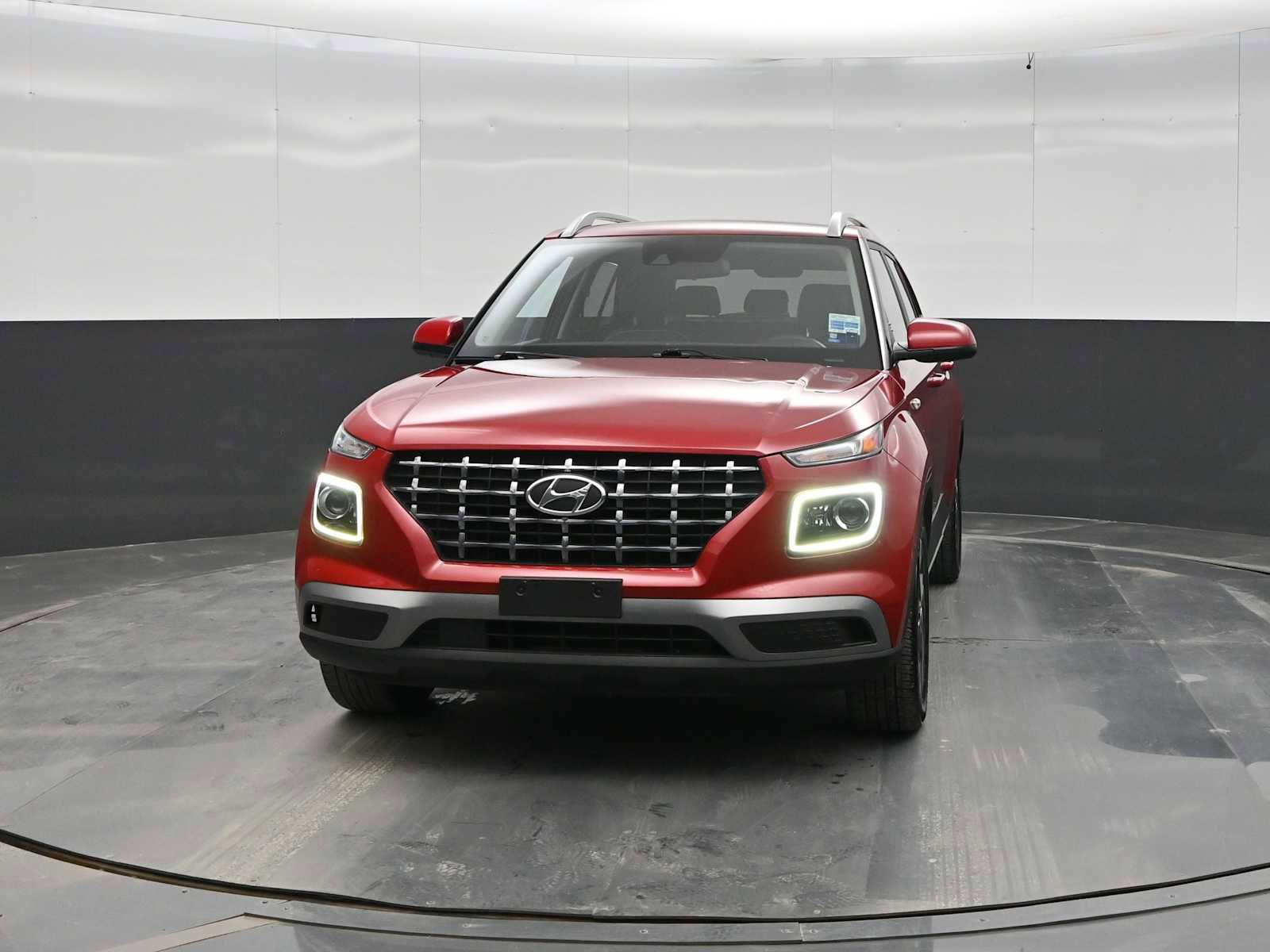 Used 2022 Hyundai Venue Limited FWD image 2