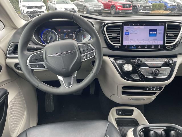 Used 2024 Chrysler Pacifica Touring-L image 3