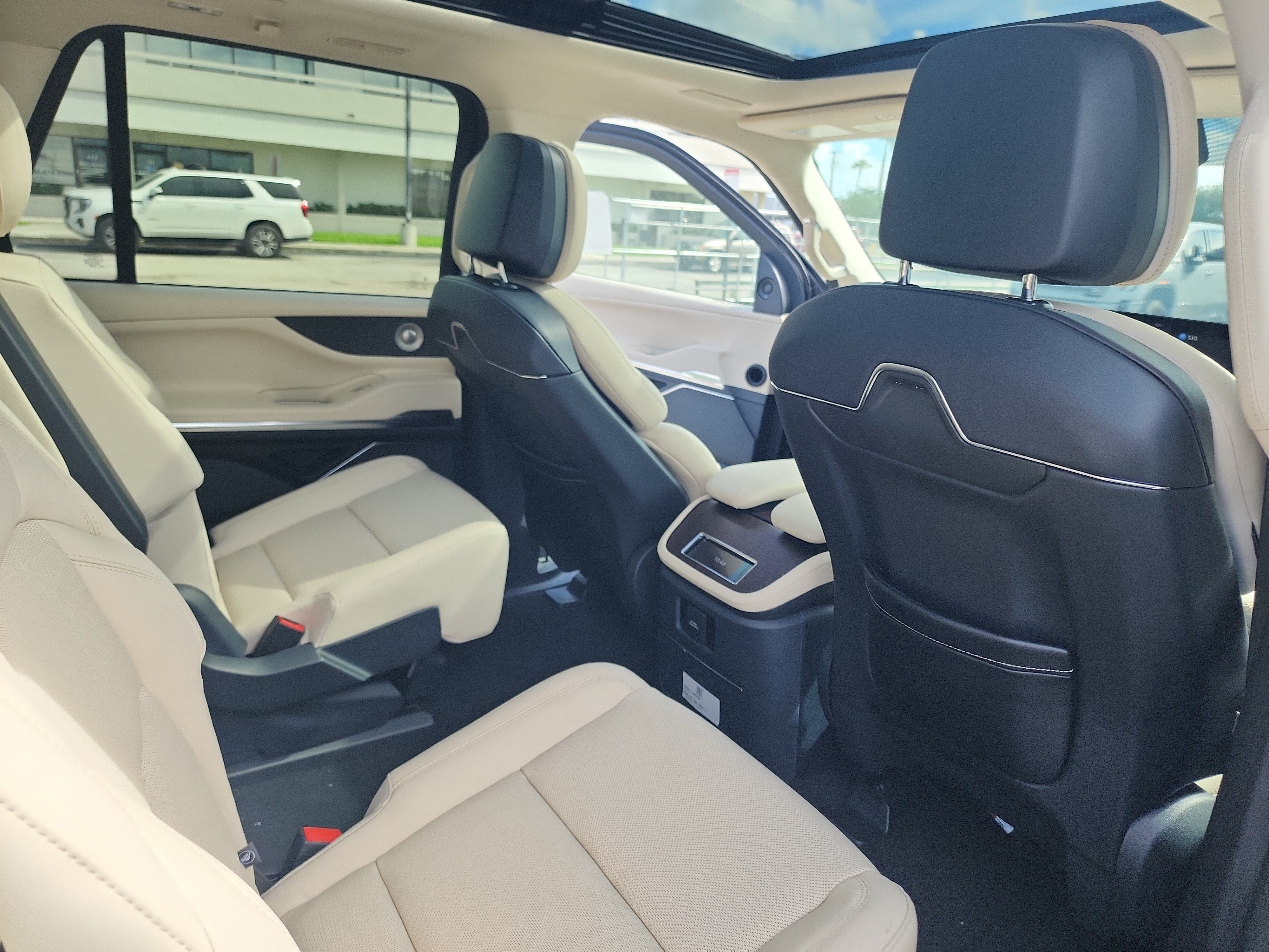 New 2027 Lincoln Navigator Reserve w/ Jet Appearance Package AWD/4WD image 28