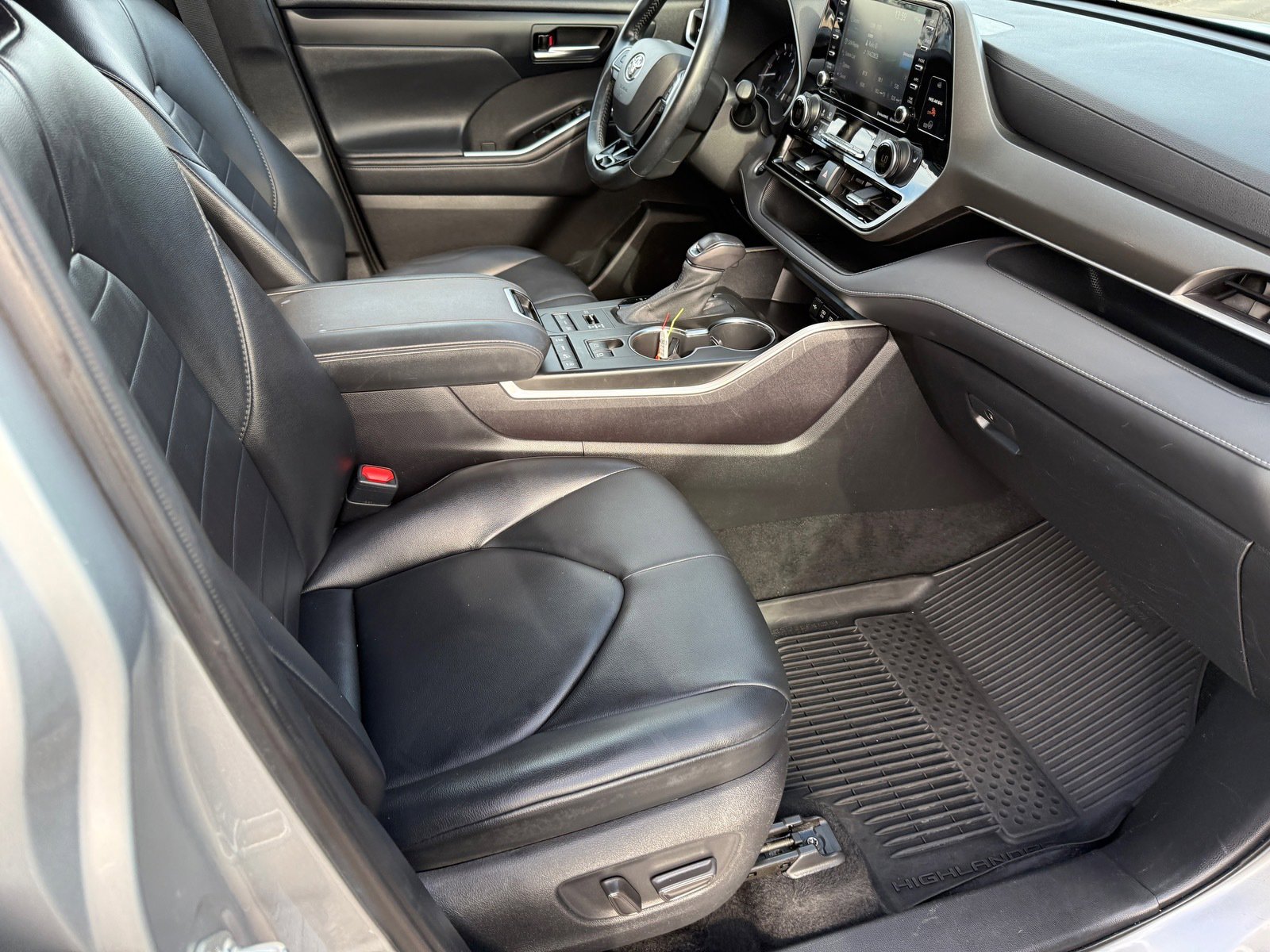 Used 2021 Toyota Highlander XLE image 10