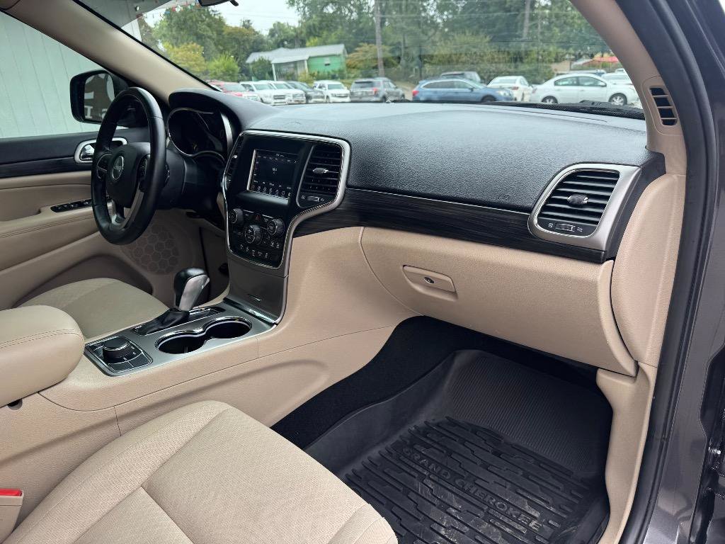 Used 2019 Jeep Grand Cherokee Laredo AWD/4WD image 28