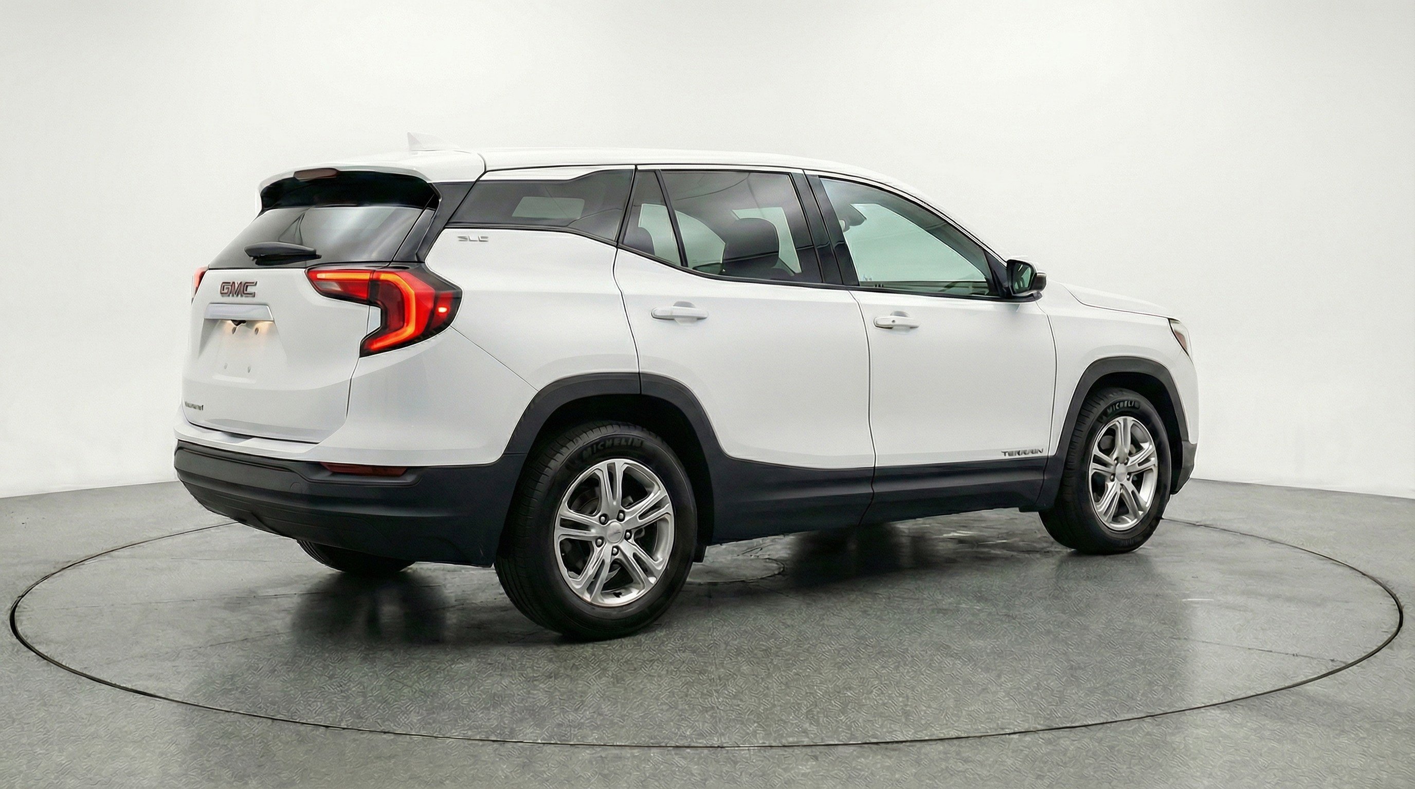 Used 2024 GMC Terrain SLE image 9