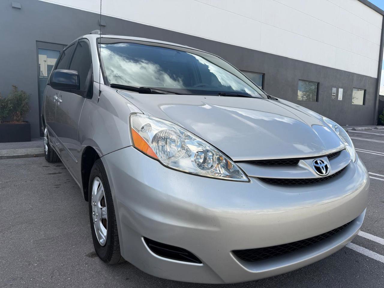 Used 2009 Toyota Sienna LE image 7