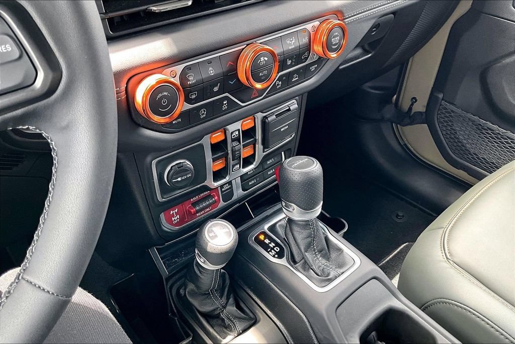 Used 2025 Jeep Gladiator Mojave AWD/4WD image 17