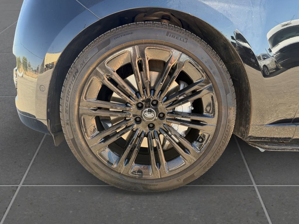 Used 2025 Land Rover Range Rover Long Wheelbase SE image 10