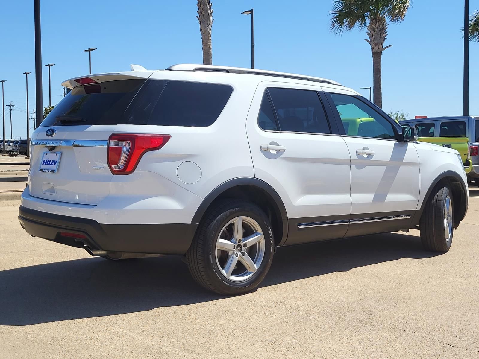 Used 2017 Ford Explorer XLT w/ Equipment Group 202A image 4