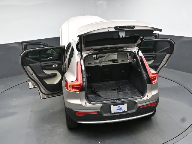Used 2024 Volvo XC40 B5 Ultimate AWD/4WD image 46