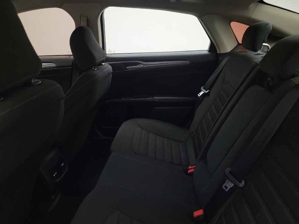 Used 2020 Ford Fusion SE FWD image 18