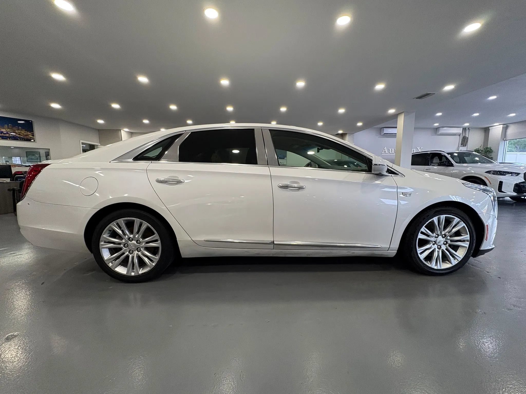 Used 2018 Cadillac XTS Luxury w/ Driver Awareness Package FWD image 8