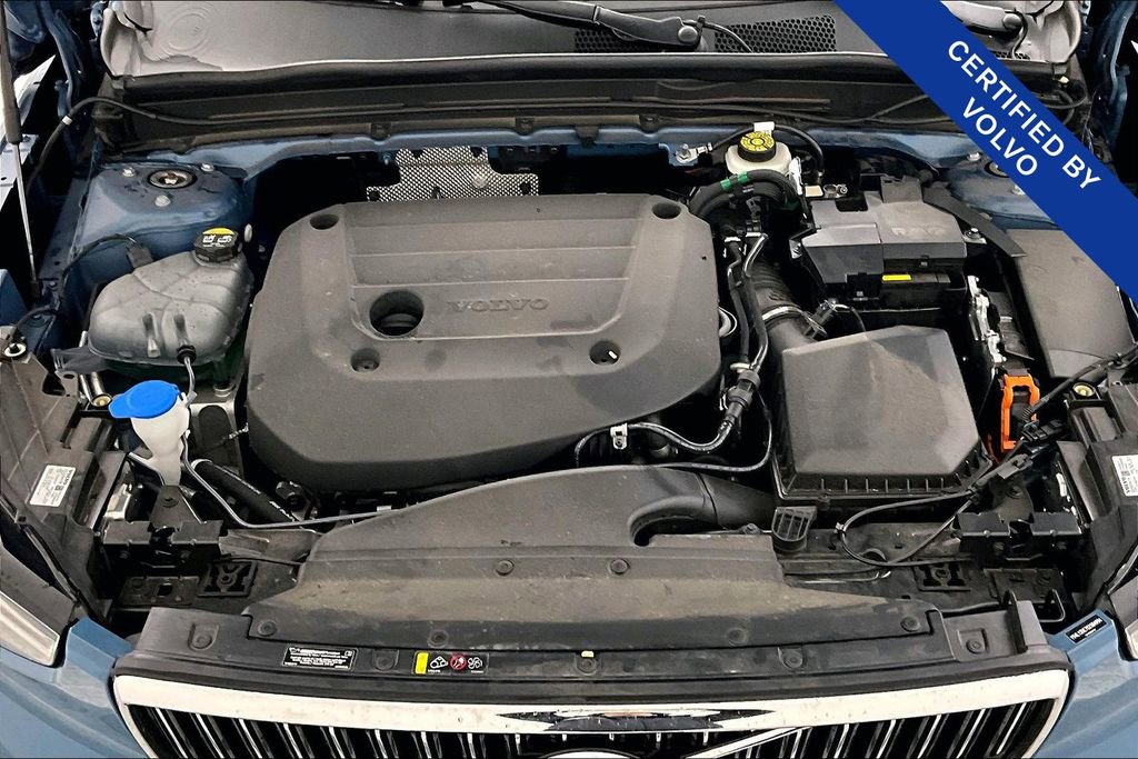 Used 2025 Volvo XC40 B5 Plus image 13