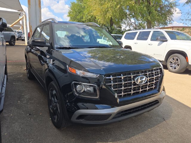 Used 2025 Hyundai Venue SEL FWD image 3