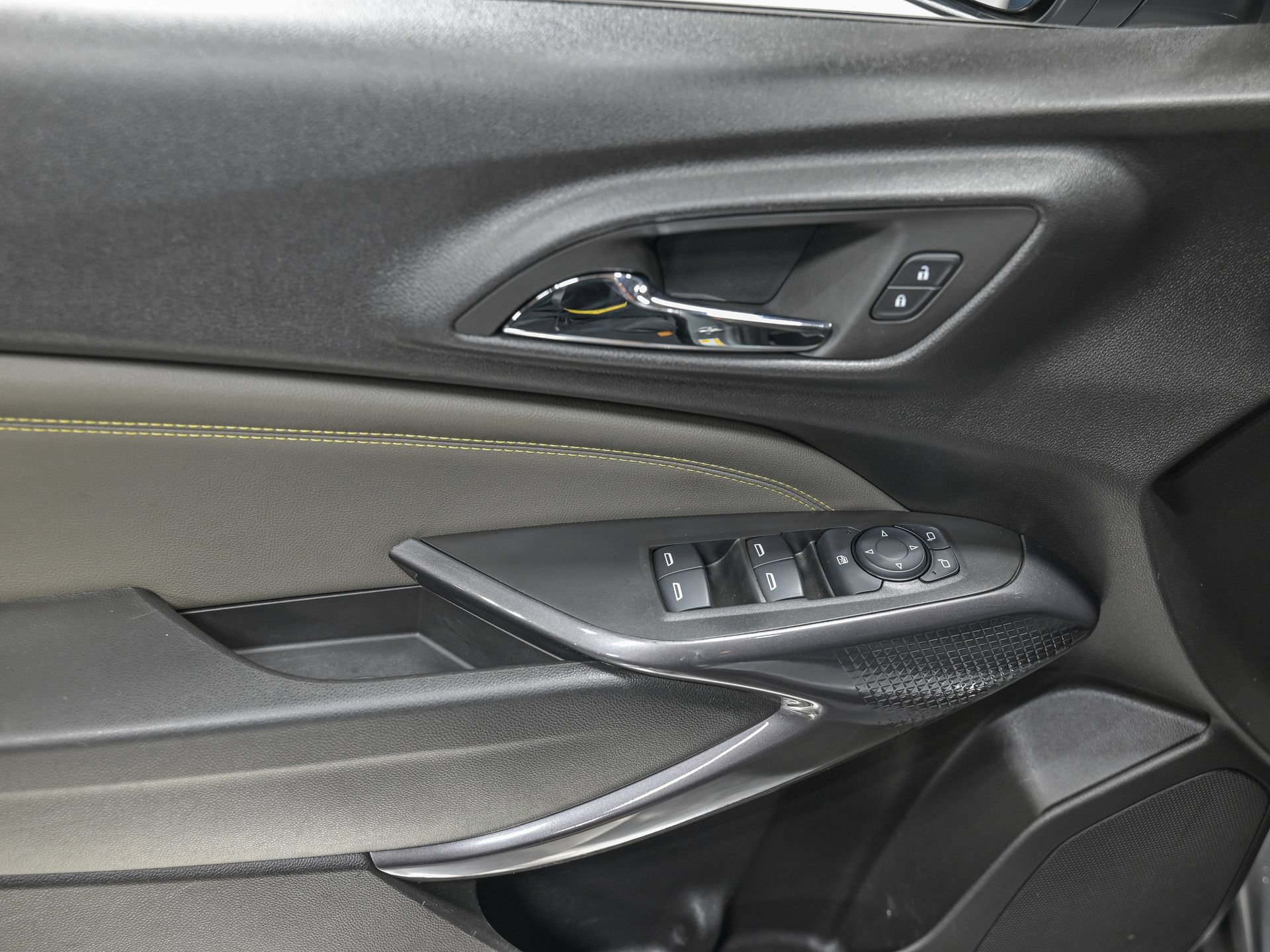 Used 2025 Chevrolet Trax ACTIV w/ Sunroof Package FWD image 12