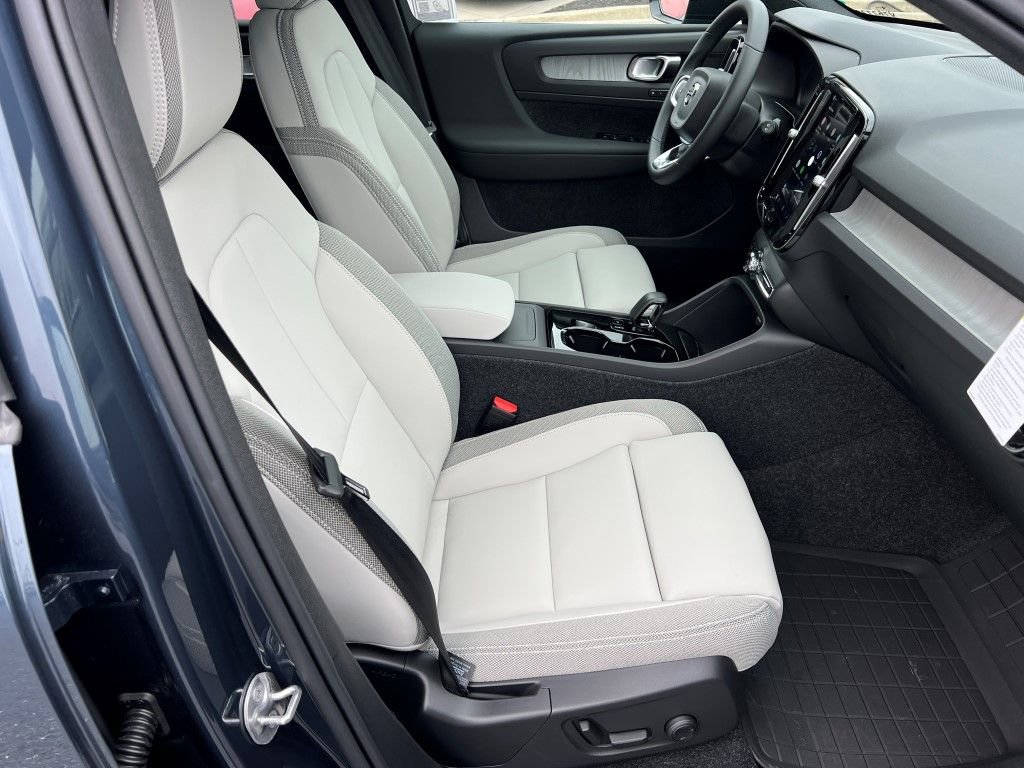 New 2026 Volvo EX40 Plus w/ Protection Package Premier image 9