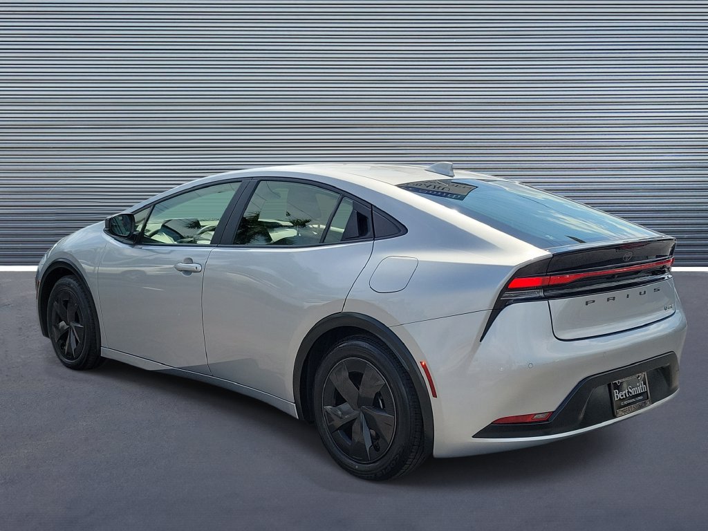 Used 2025 Toyota Prius LE FWD image 4
