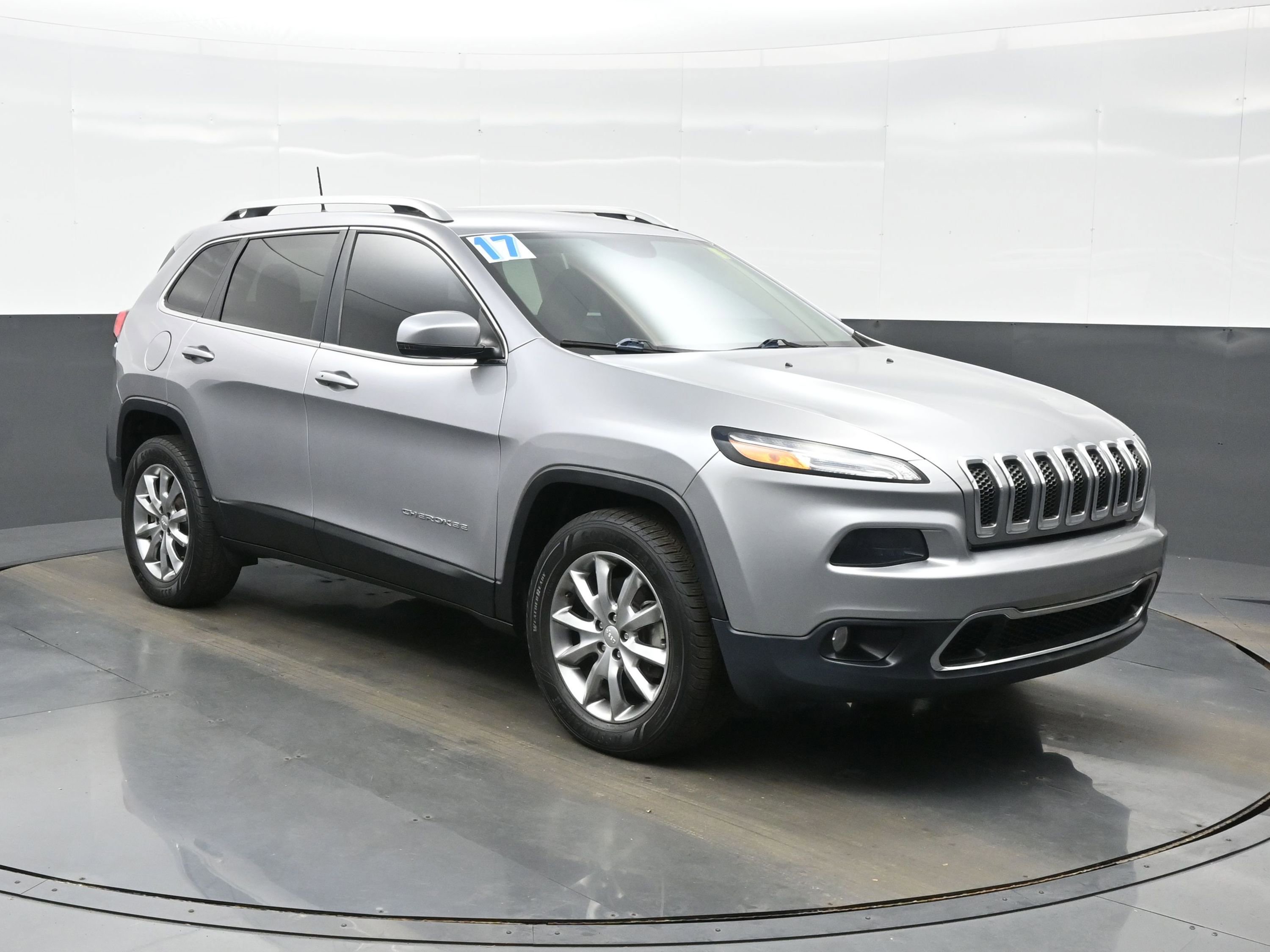 Used 2017 Jeep Cherokee Limited AWD/4WD image 8