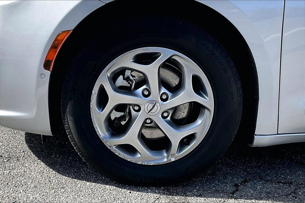 Certified 2022 Chrysler Pacifica Limited image 35