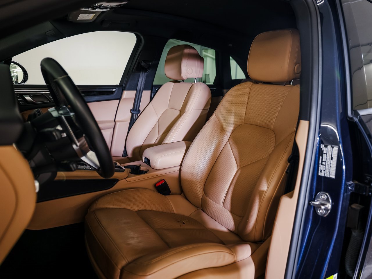 Certified 2020 Porsche Macan image 5