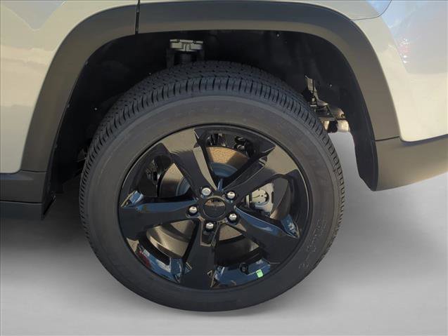 New 2025 Jeep Grand Cherokee Altitude image 10