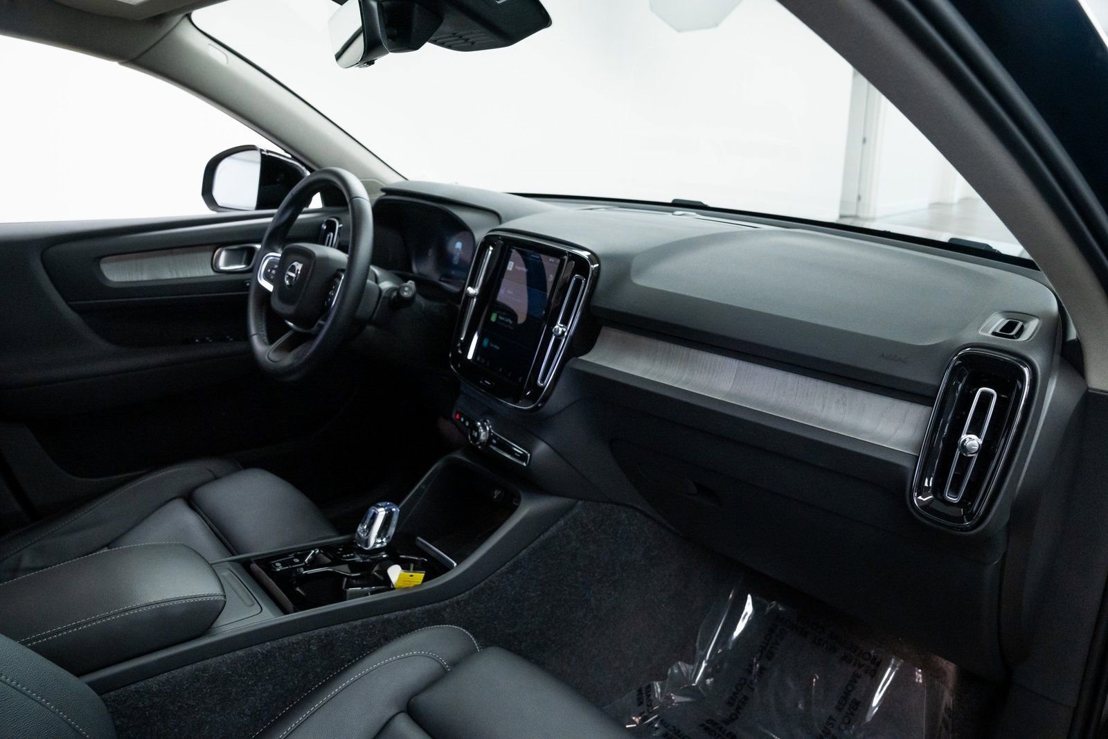 Used 2025 Volvo XC40 B5 Plus image 24