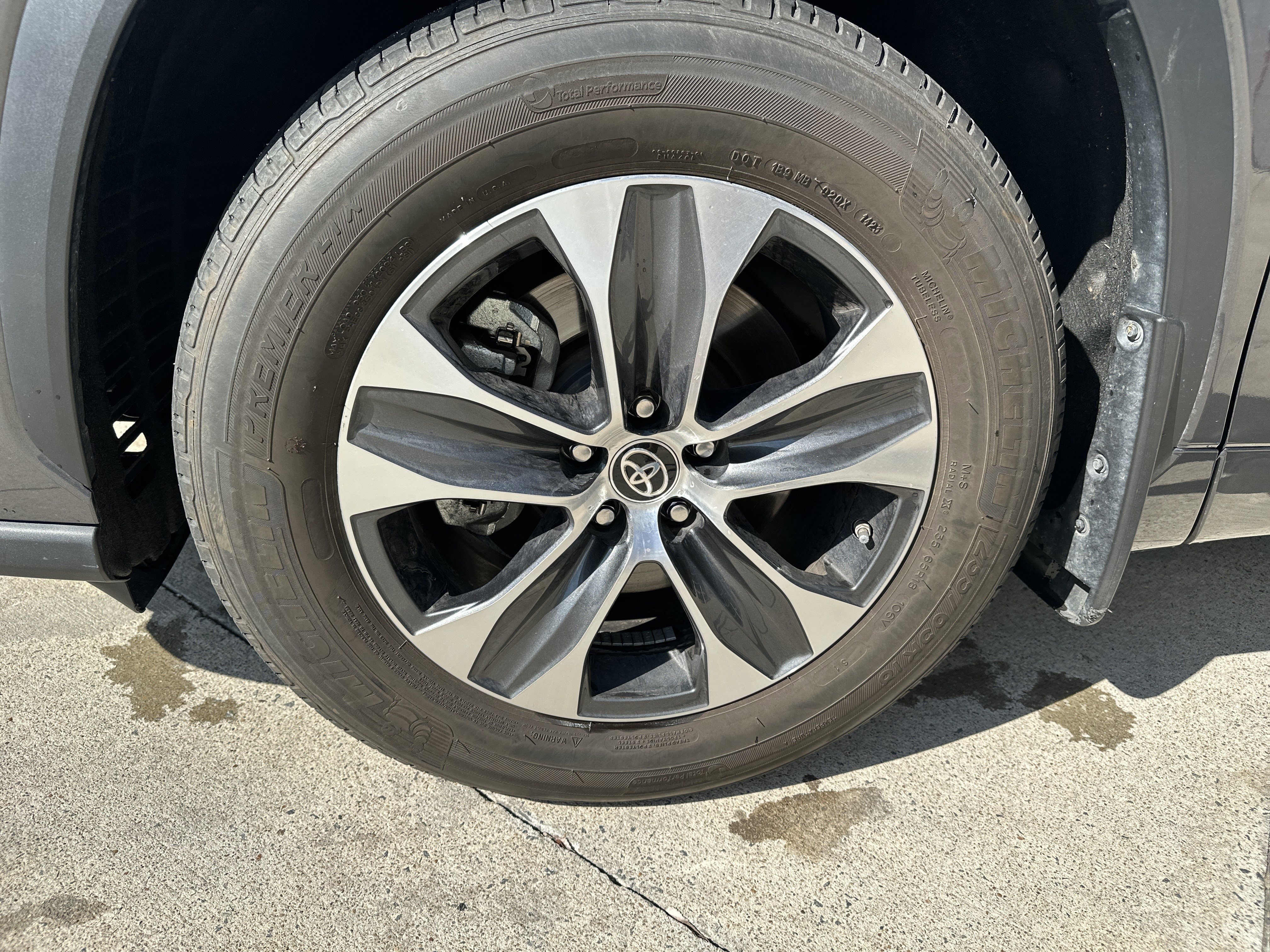 Used 2023 Toyota Highlander XLE AWD/4WD image 36