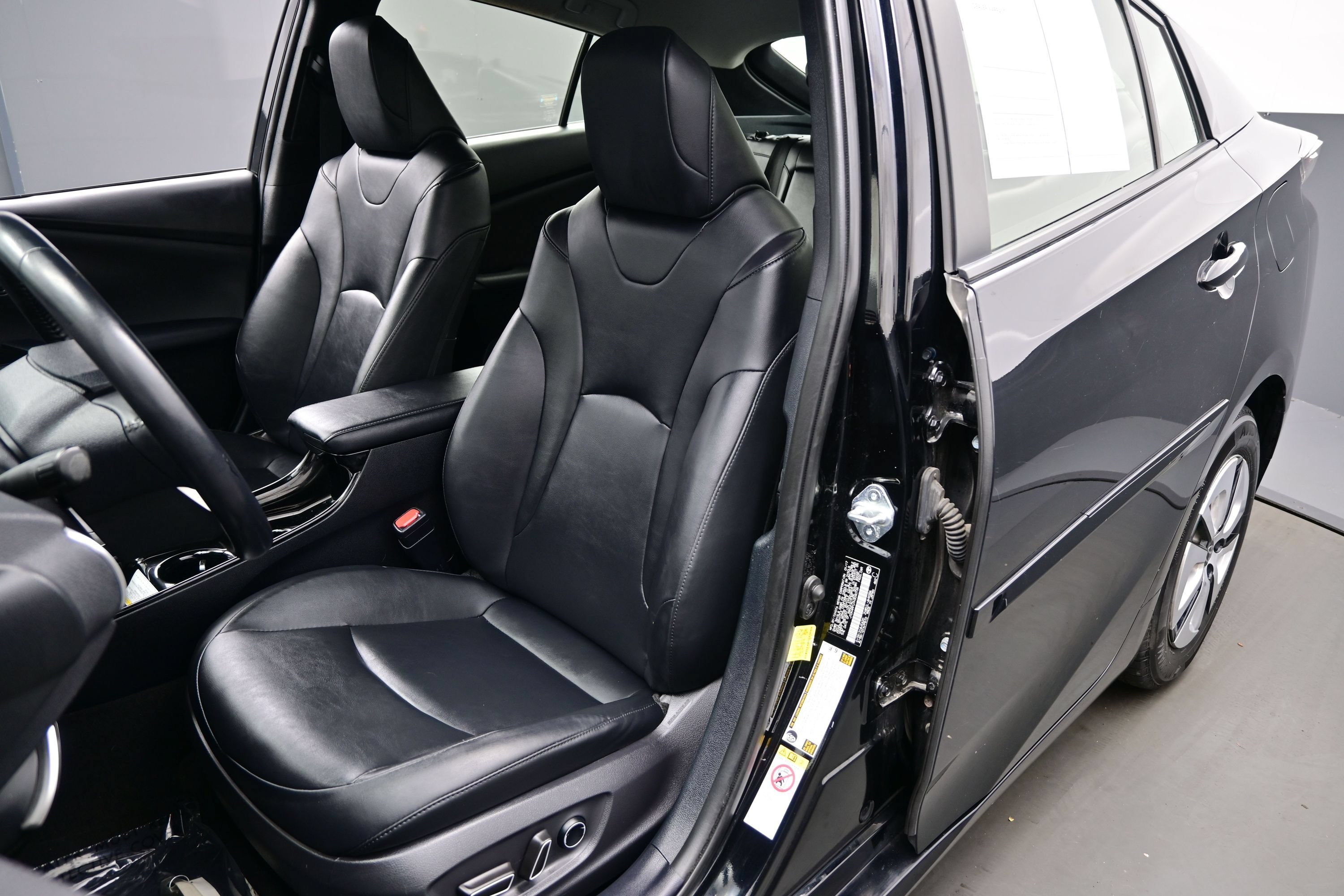 Used 2017 Toyota Prius Four w/ Advanced Technology Package FWD image 12