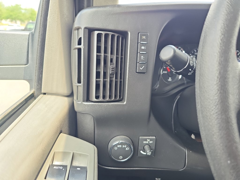 Used 2015 Chevrolet Express 2500 RWD image 23