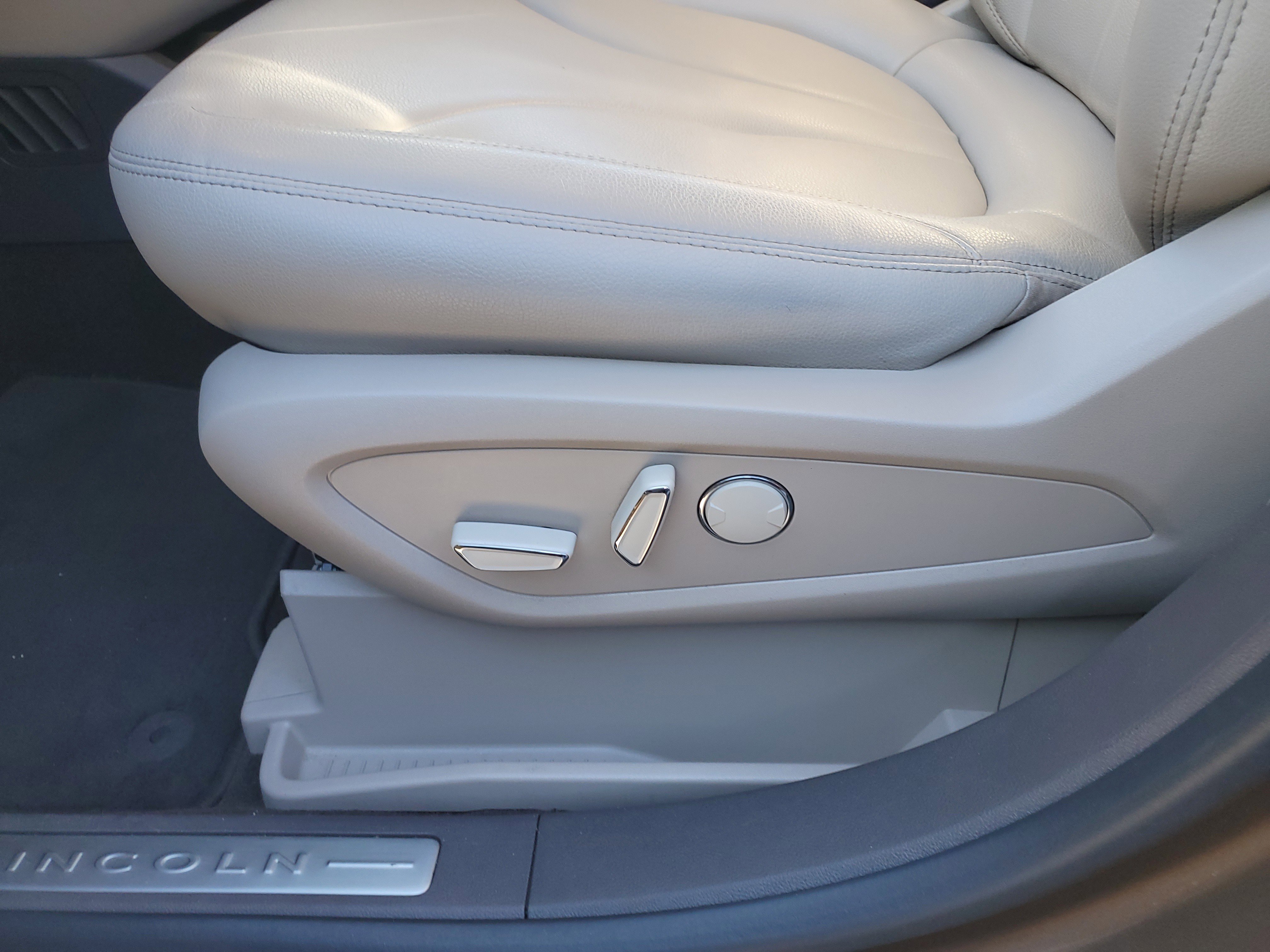 Used 2022 Lincoln Nautilus FWD w/ Premium Package image 13