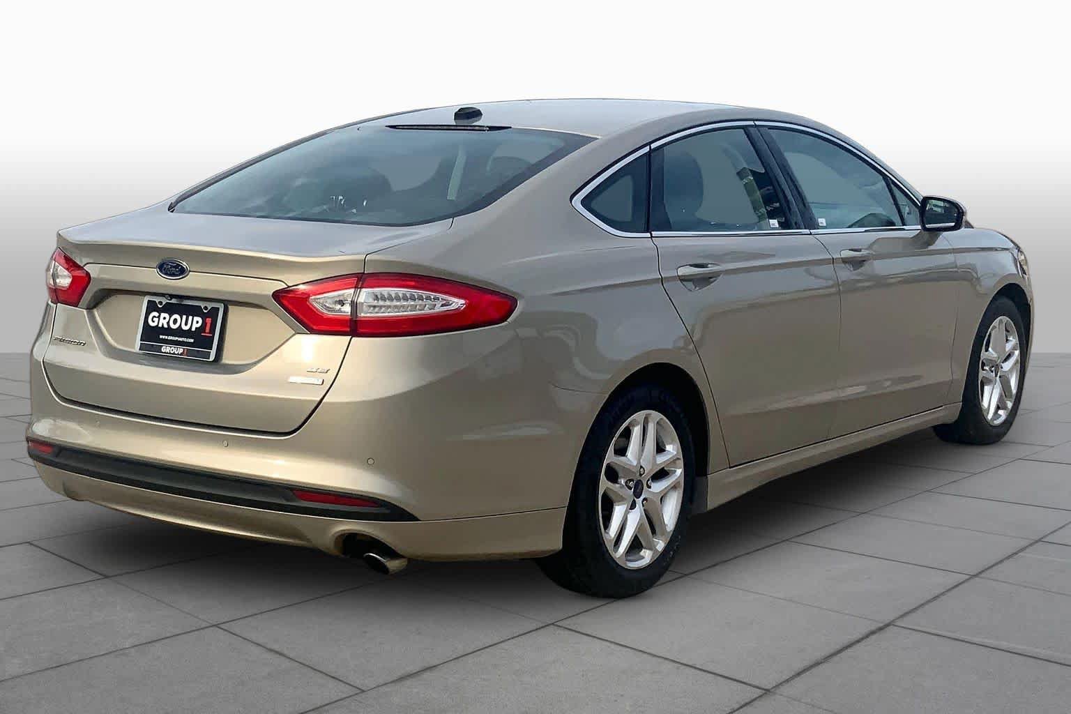 Used 2015 Ford Fusion SE w/ Equipment Group 202A FWD image 13