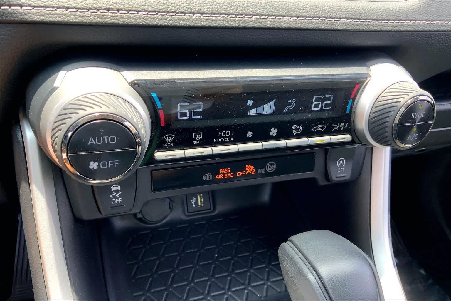 Used 2025 Toyota RAV4 XLE FWD image 32