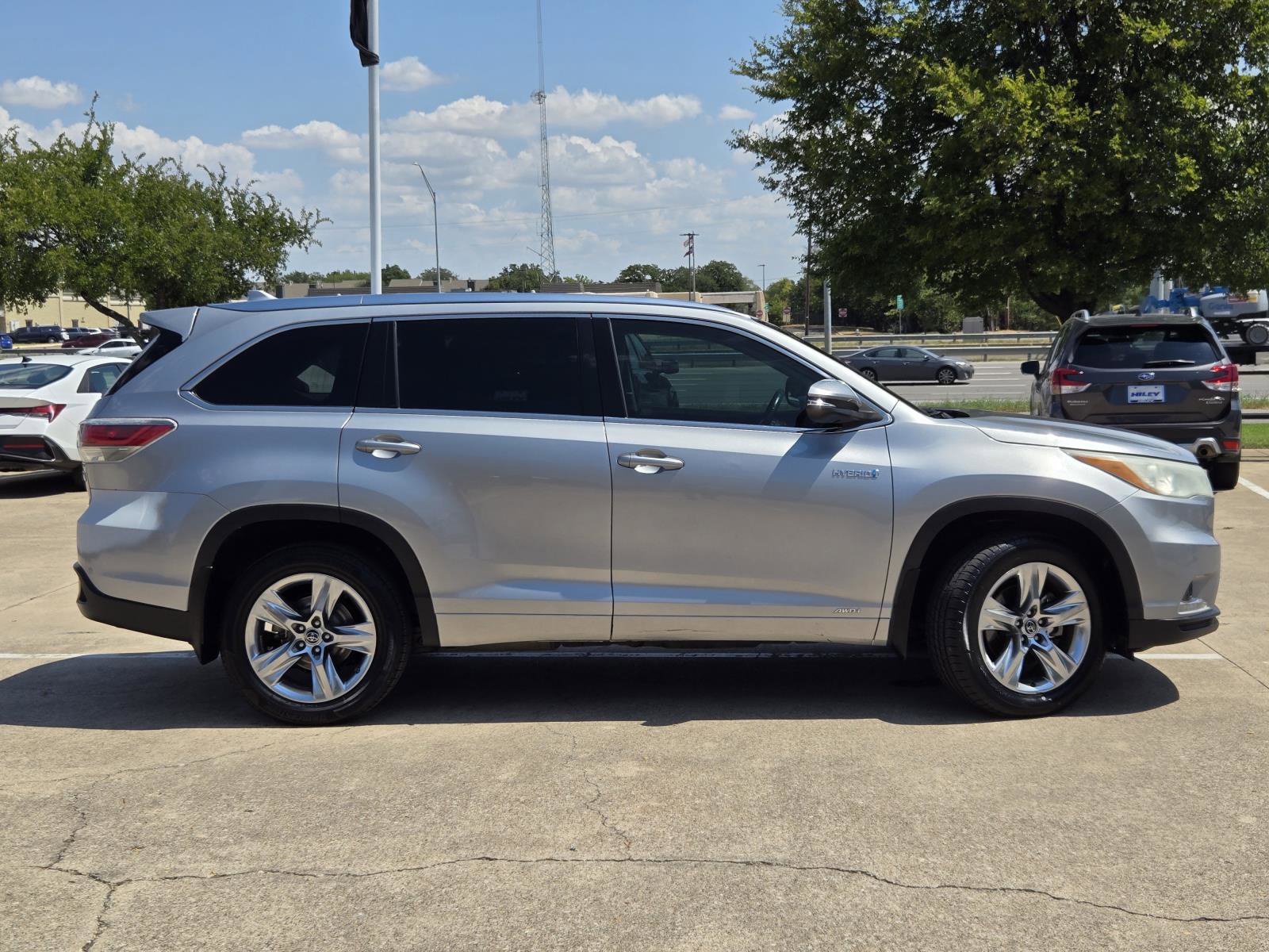 Used 2016 Toyota Highlander Limited w/ Driver Technology Package AWD/4WD image 9