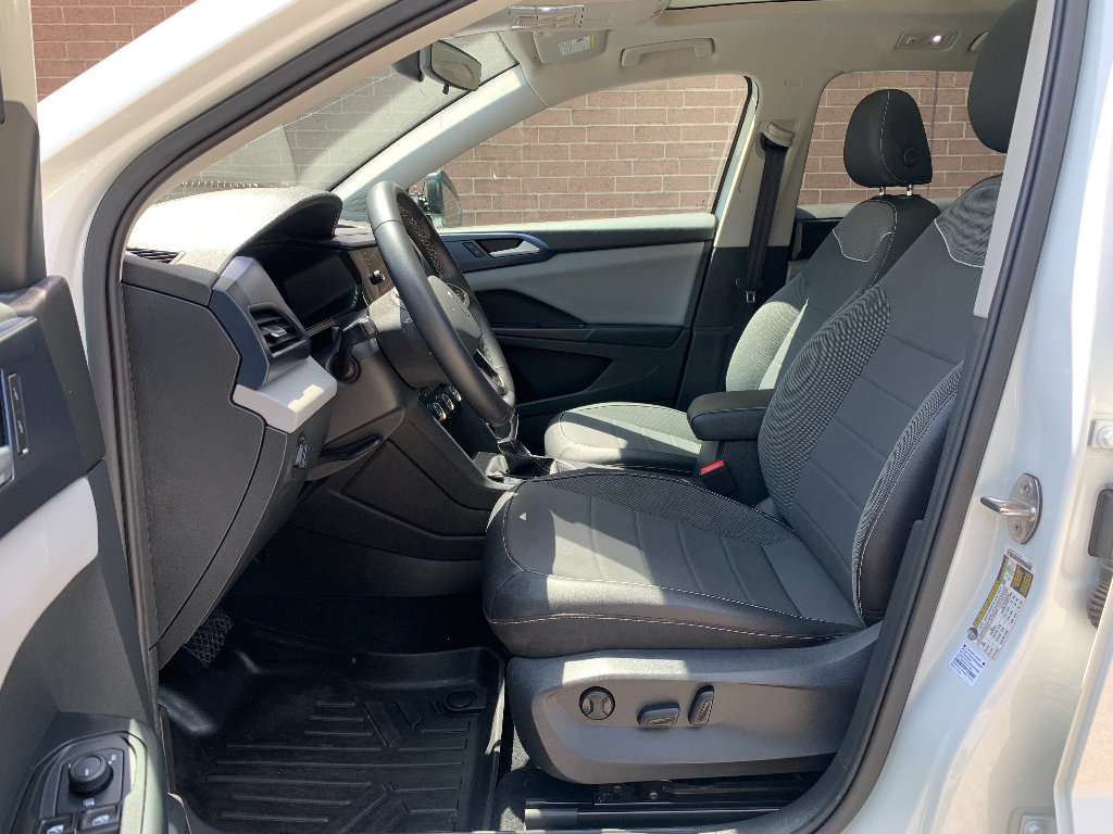 Used 2023 Volkswagen Taos SE w/ Panoramic Sunroof Package AWD/4WD image 9