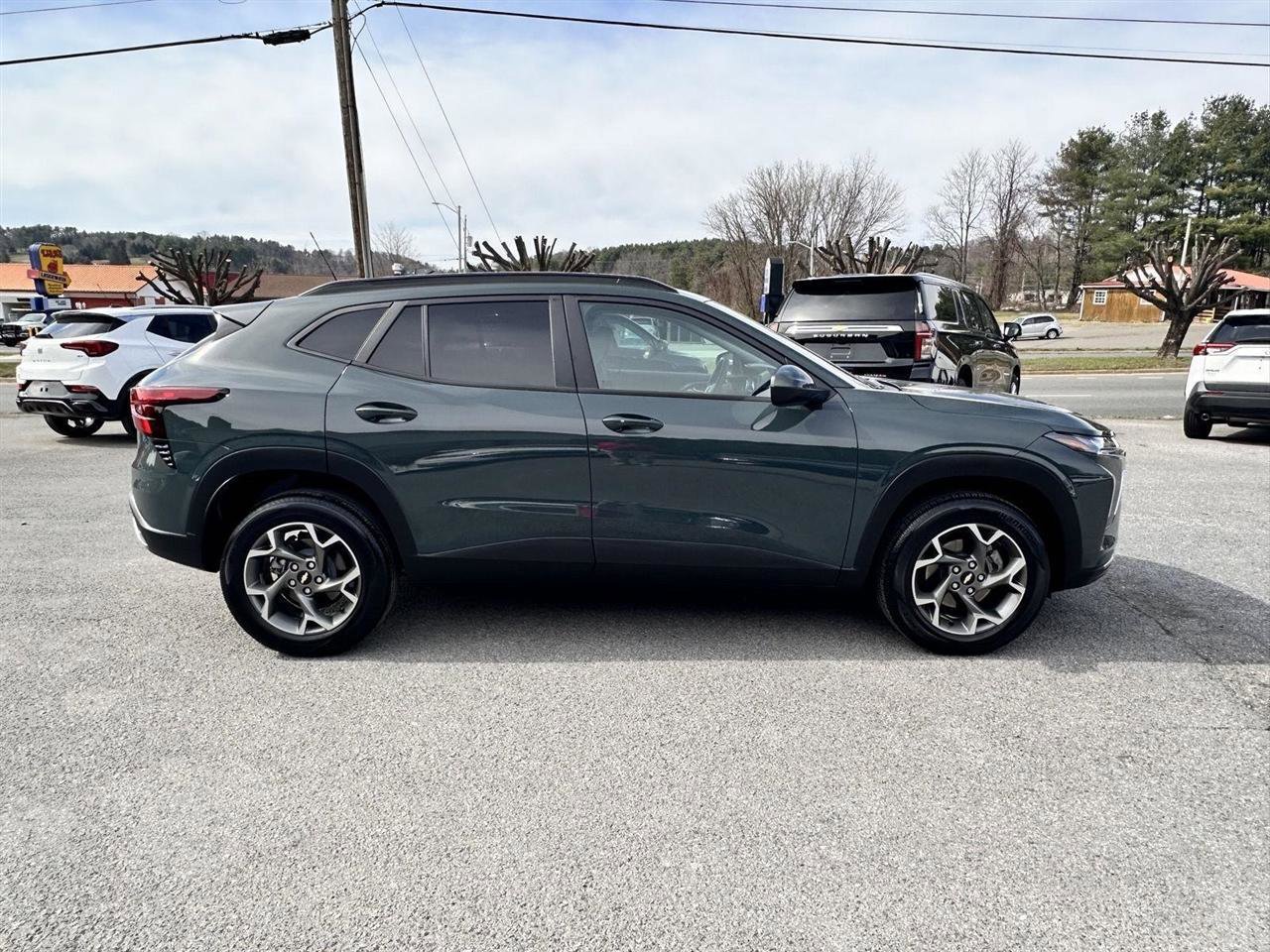 Used 2025 Chevrolet Trax LT w/ LT Convenience Package image 4