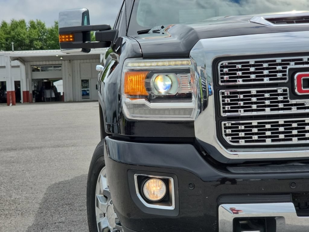 Used 2019 GMC Sierra 2500 Denali w/ Duramax Plus Package AWD/4WD image 9