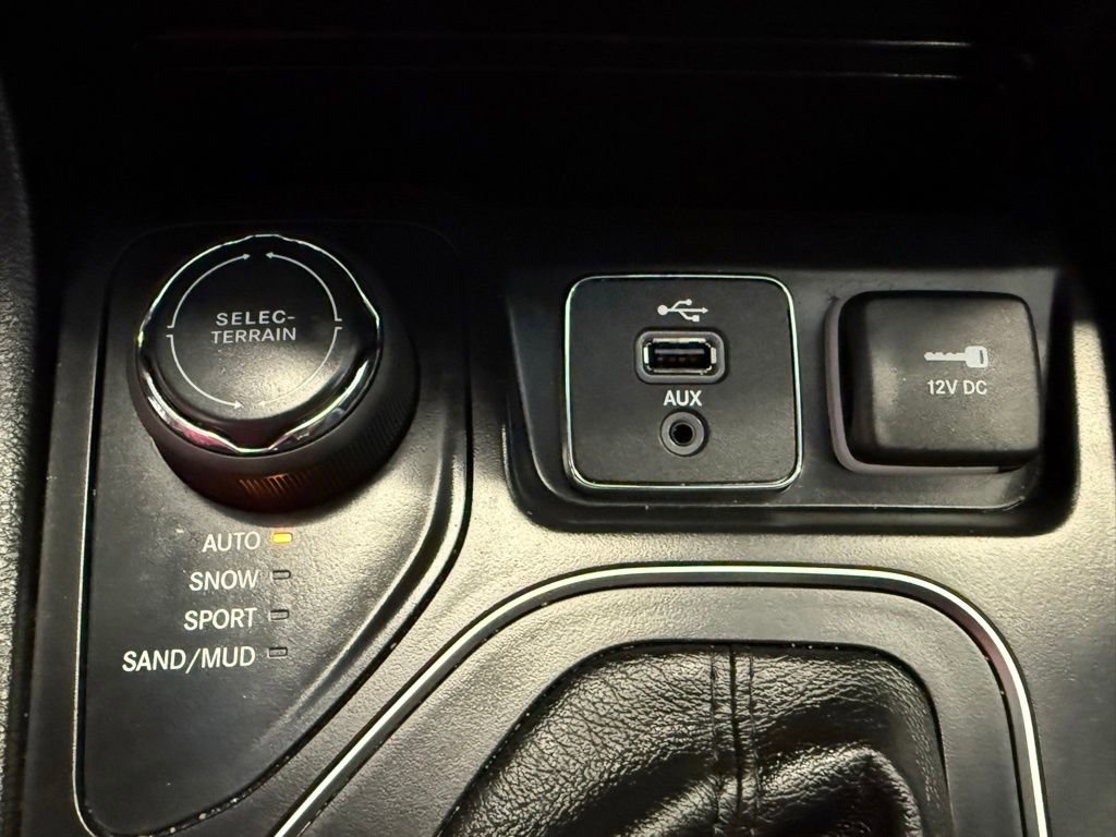 Used 2019 Jeep Cherokee Latitude Plus w/ Cold Weather Group image 31